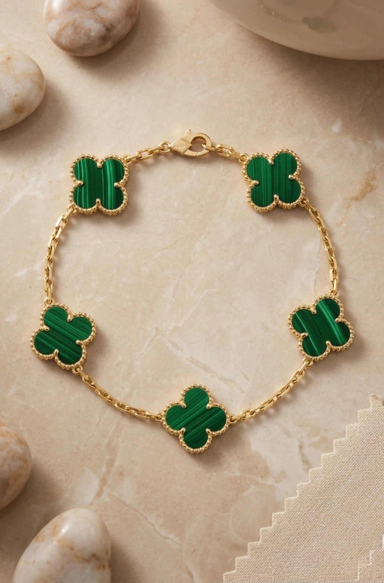 Pulsera con Motivo de Trébol y Elegancia Baño de Oro